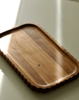 PLATEAU A BORD ONDULÉ EN BOIS D'ACACIA | 34X20CM