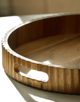 PLATEAU A RAYURES EN BOIS D'ACACIA | 35.5CM