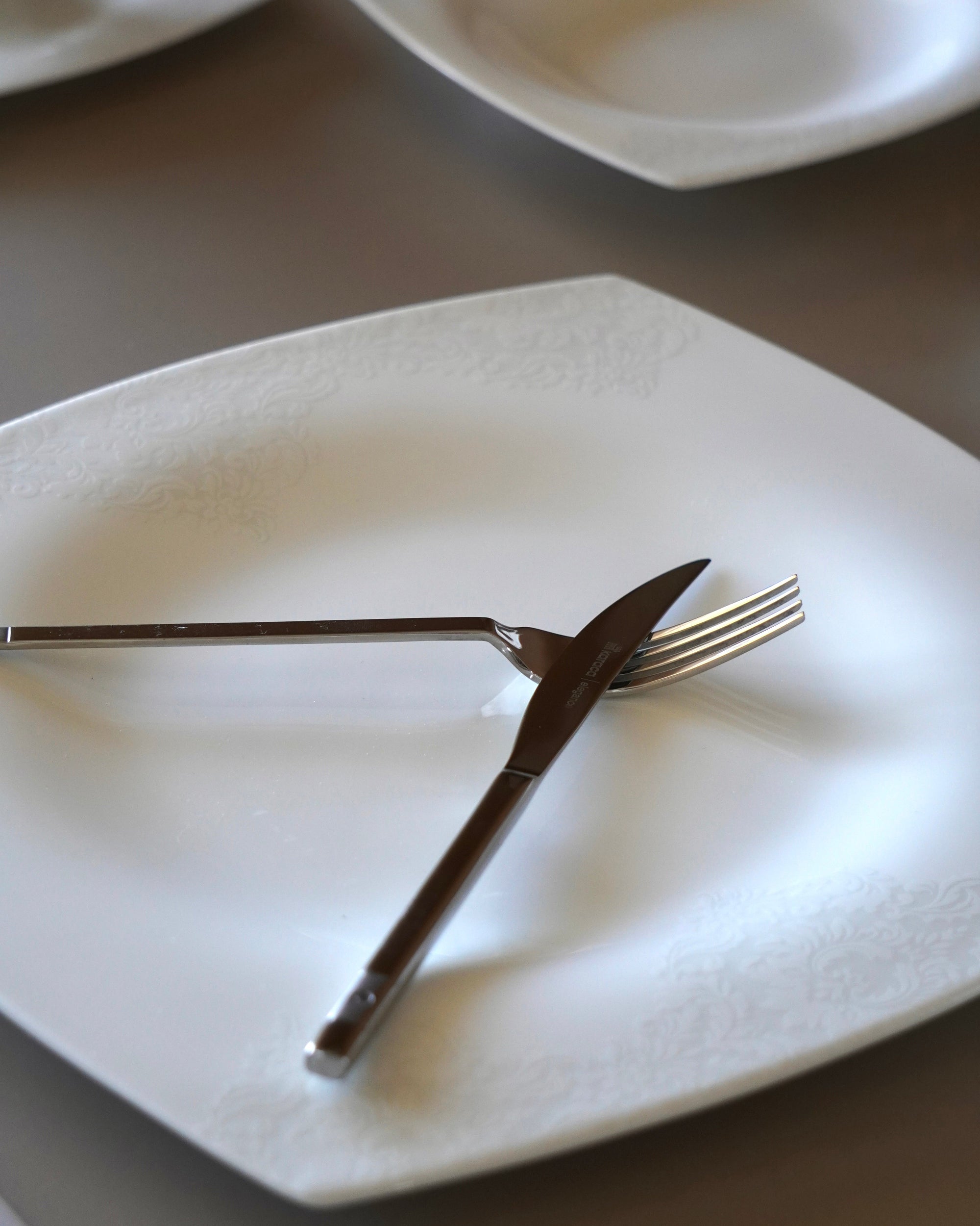 Fine Pearl : L’Alliance exquise des Perles de Culture et de la Porcelaine pour sublimer votre Service de Table