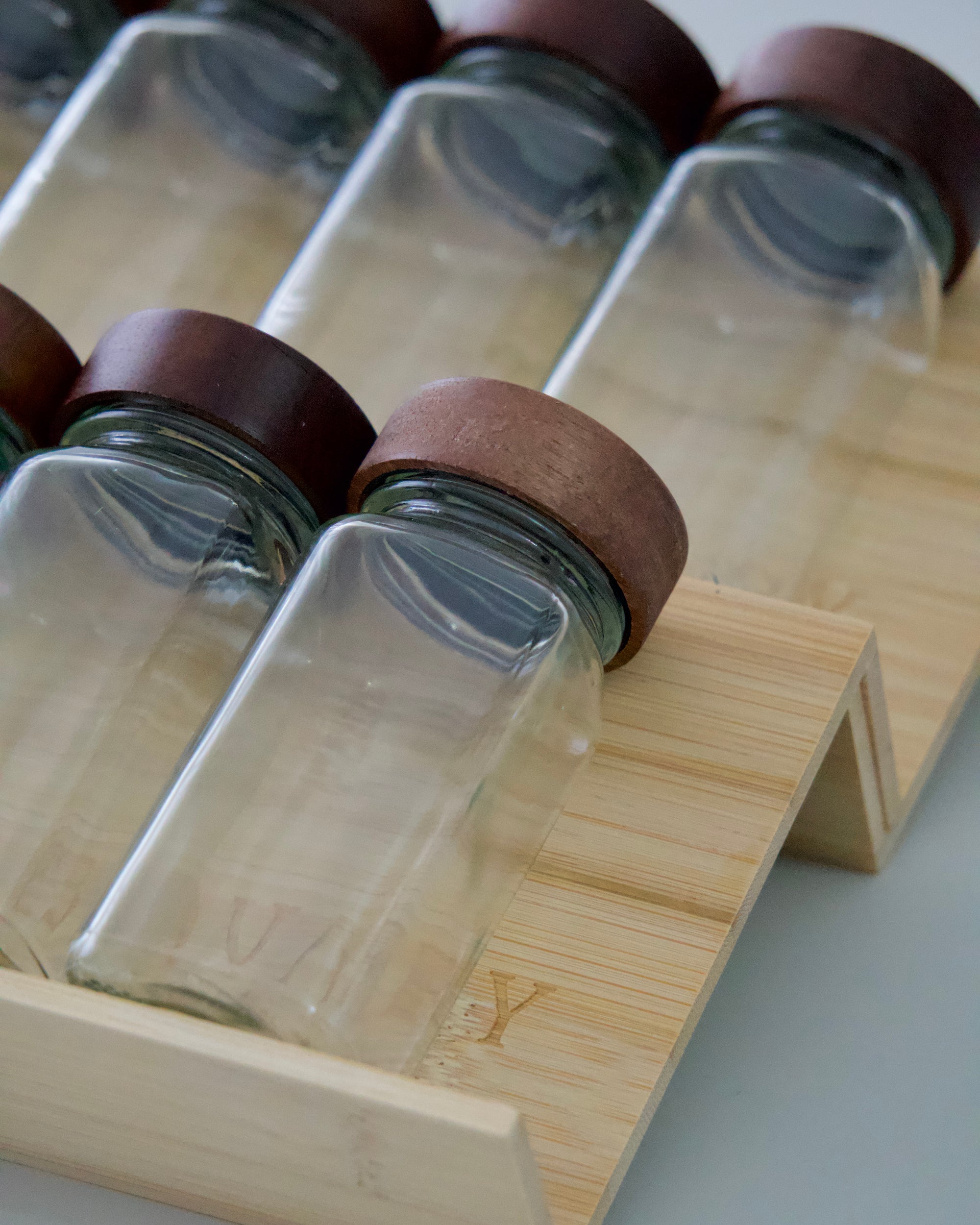 LOT DE 12 POTS A EPICES ACACIA AVEC SUPPORT POUR TIROIR