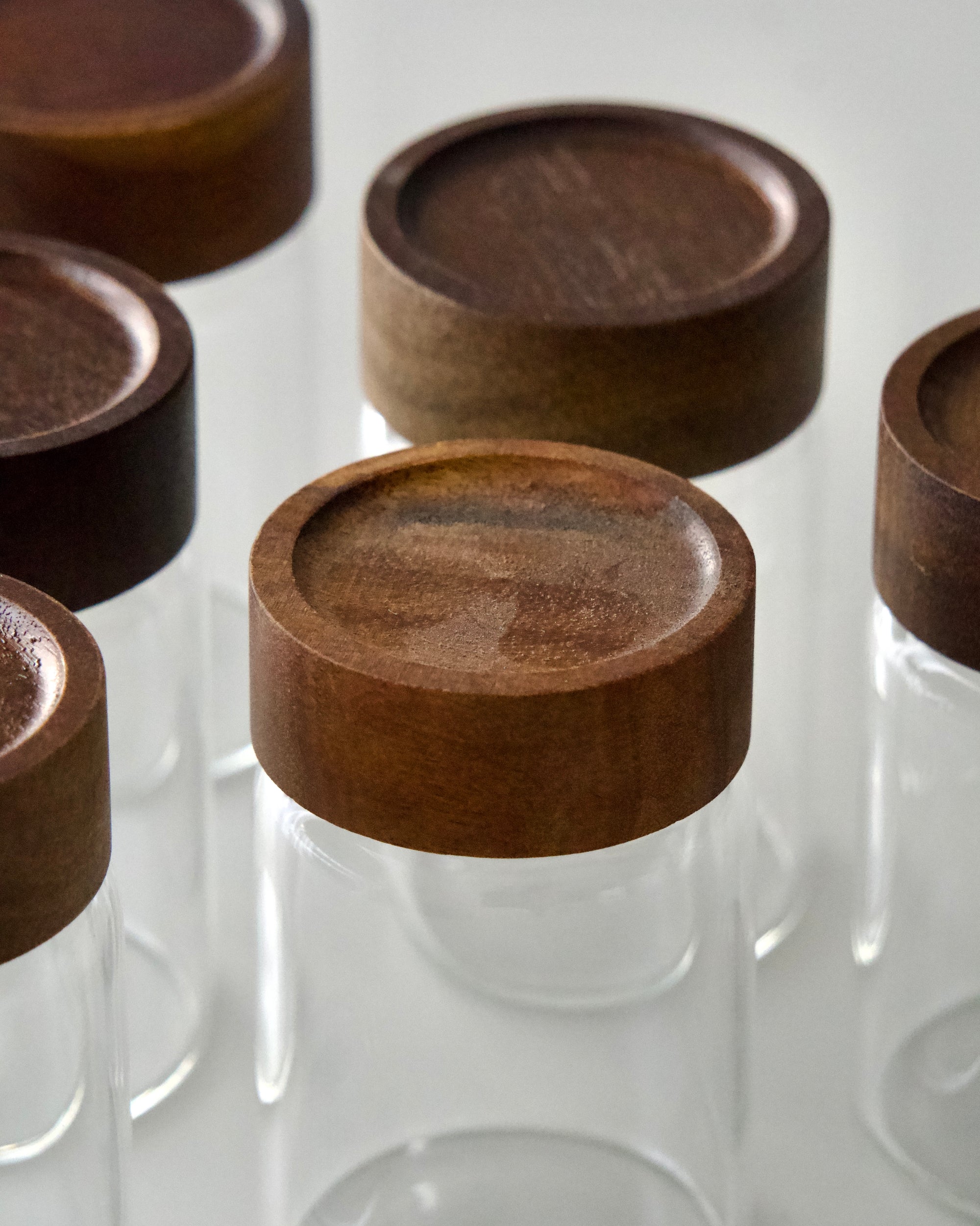 LOT DE 6 POT A EPICES EN VERRE ET BOIS D ACACIA 6.5X10CM