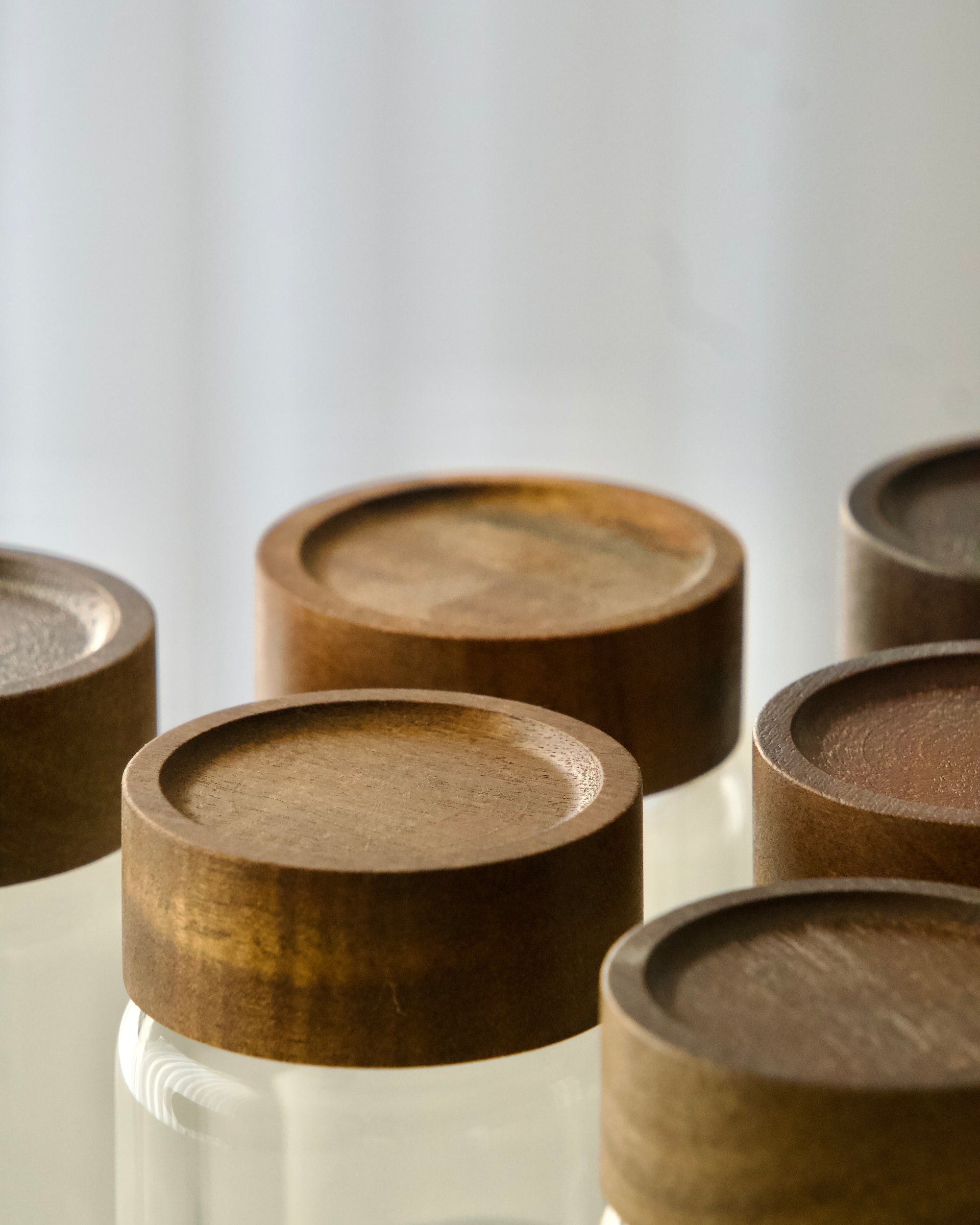 LOT DE 6 POT A EPICES EN VERRE ET BOIS D ACACIA 6.5X10CM