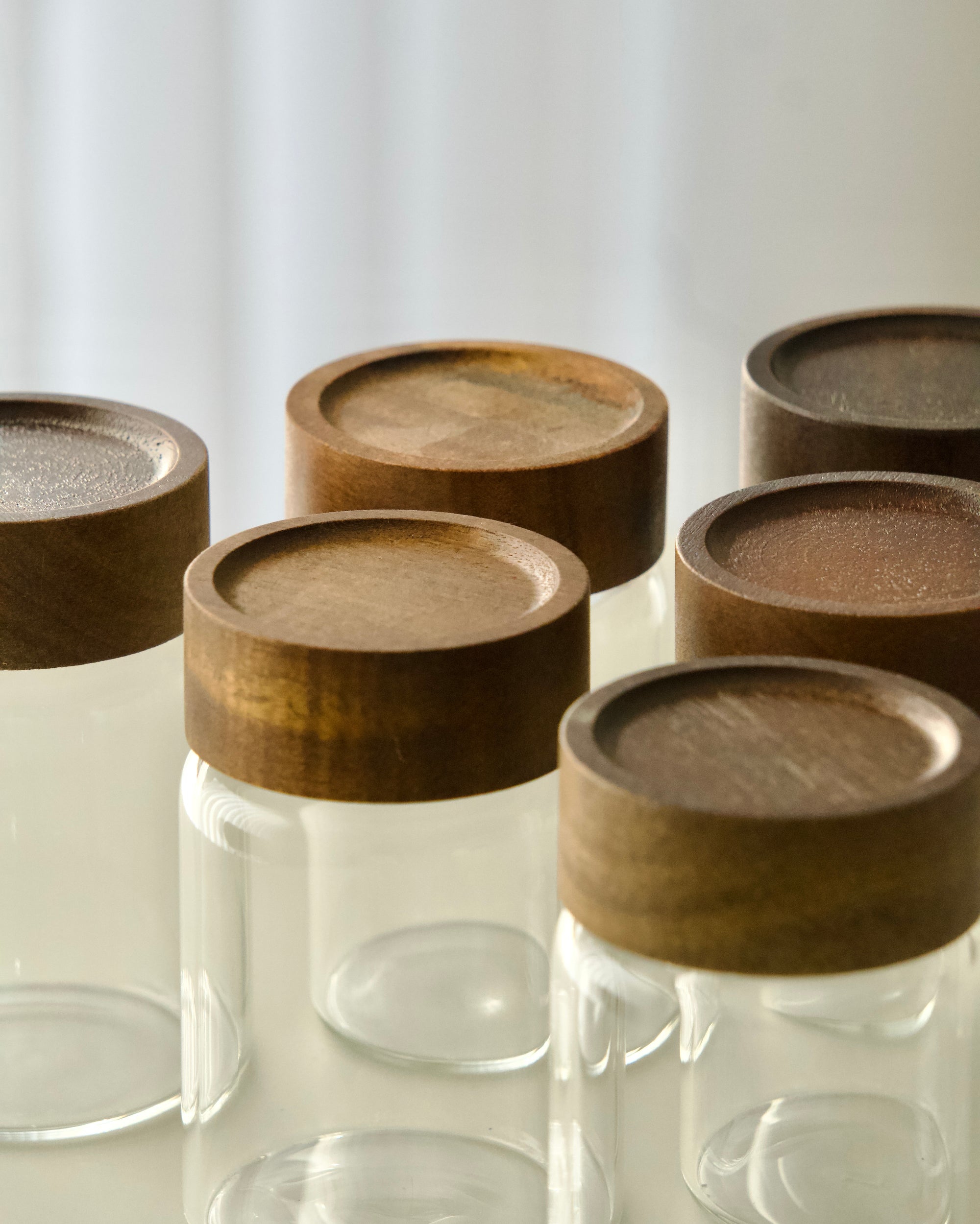 LOT DE 6 POT A EPICES EN VERRE ET BOIS D ACACIA 6.5X10CM