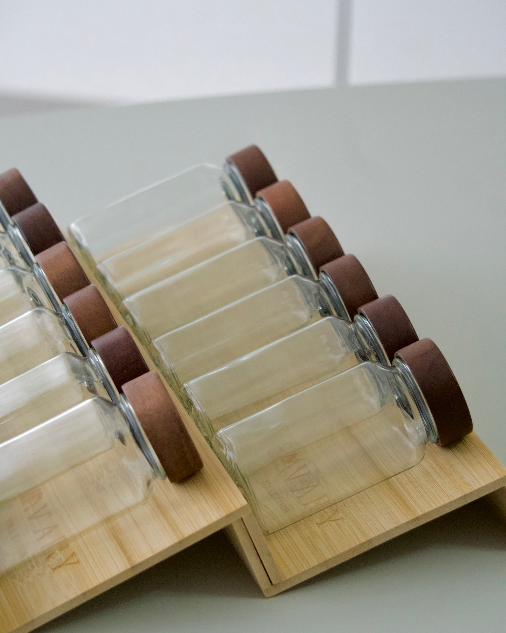 LOT DE 12 POTS A EPICES ACACIA AVEC SUPPORT POUR TIROIR