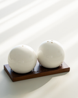 DUO SALIERE & POIVRIERE SPHERIQUE ACACIA & PORCELAINE