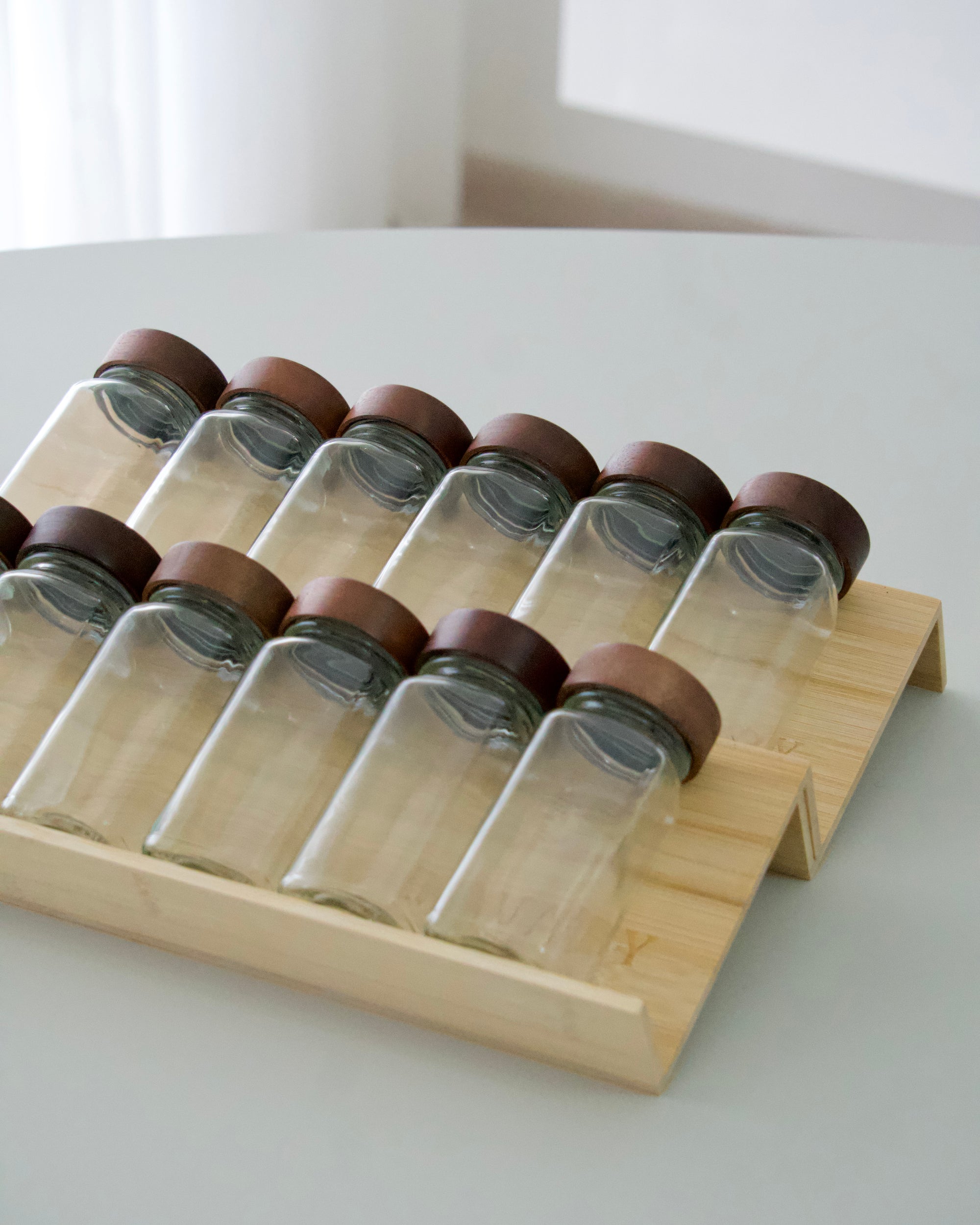 LOT DE 12 POTS A EPICES ACACIA AVEC SUPPORT POUR TIROIR