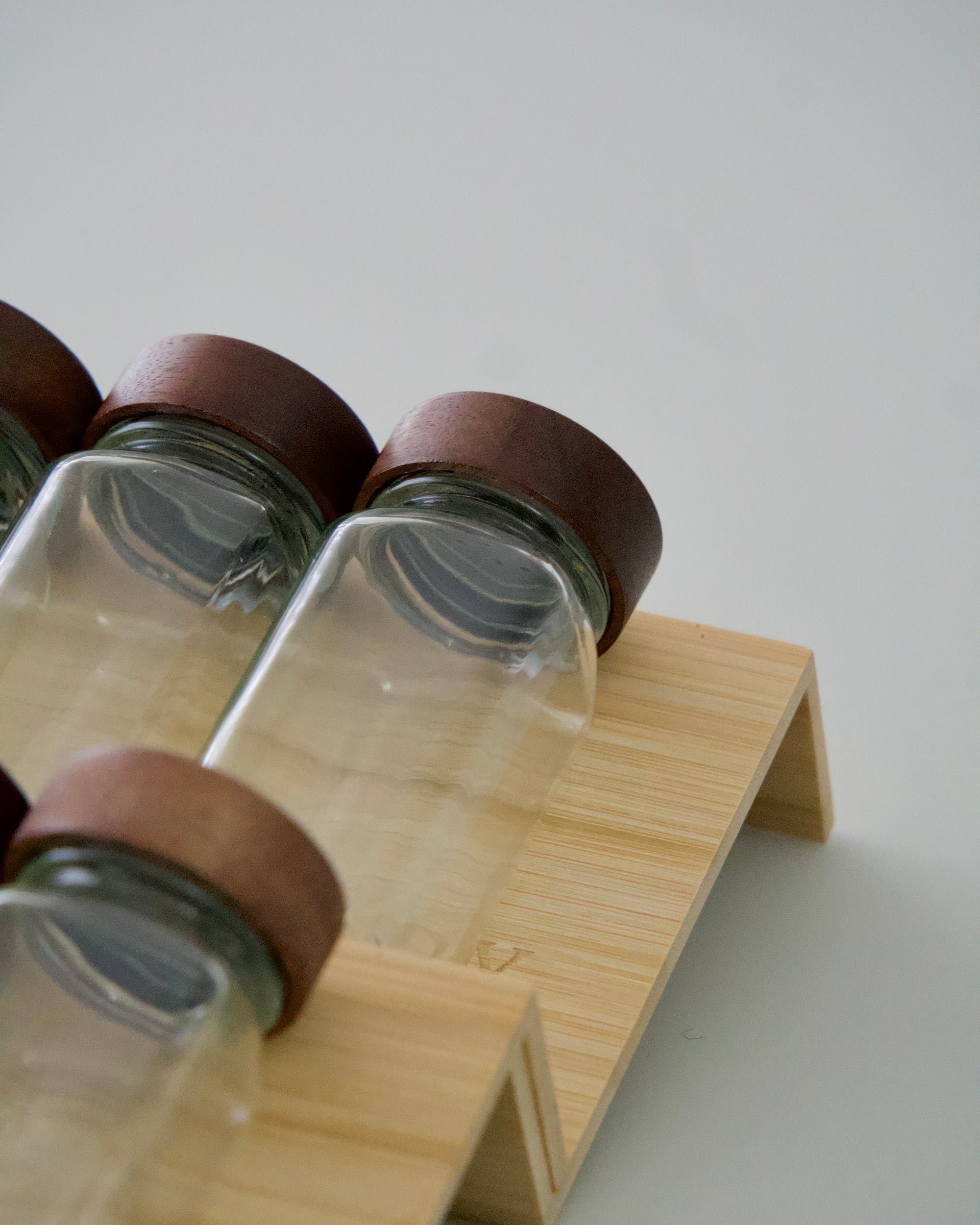 LOT DE 12 POTS A EPICES ACACIA AVEC SUPPORT POUR TIROIR