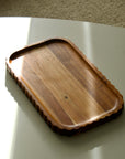 PLATEAU A BORD ONDULÉ EN BOIS D ACACIA 39X25CM