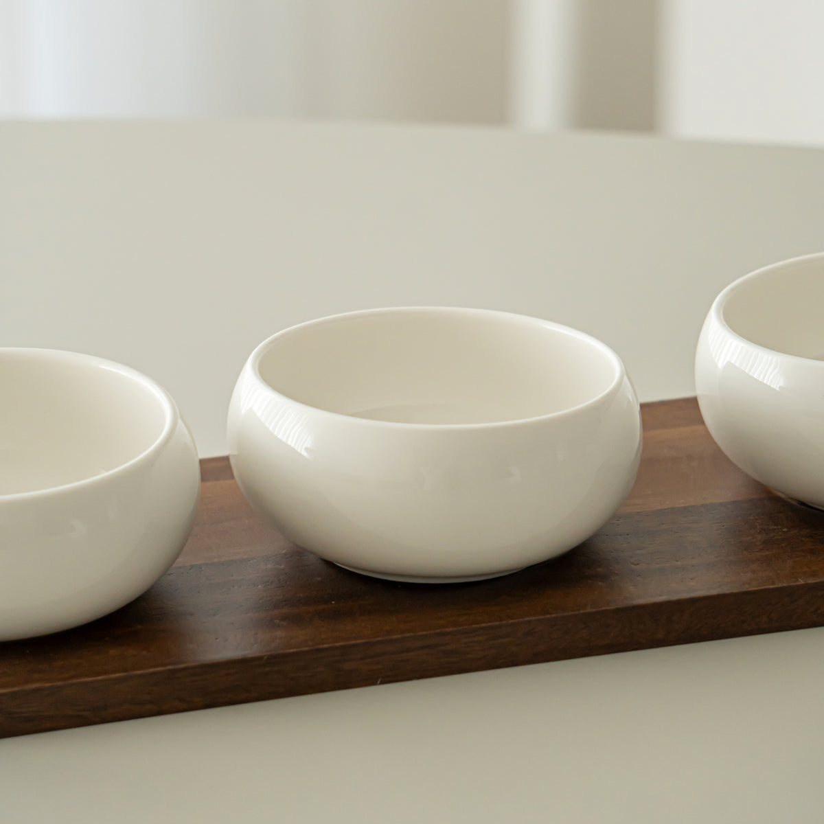 PLATEAU APERITIF PORCELAINE &amp; ACACIA BELICIA LITTLE | 3 BOLS | 1 PLATEAU
