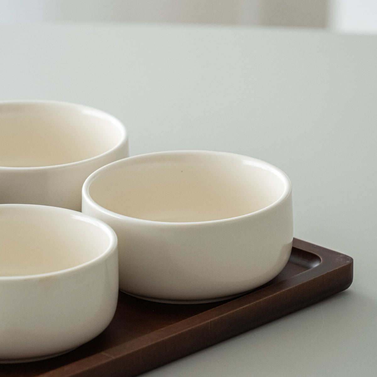 PLATEAU APERITIFS SORA | ACACIA &amp; PORCELAINE | 7 PIECES