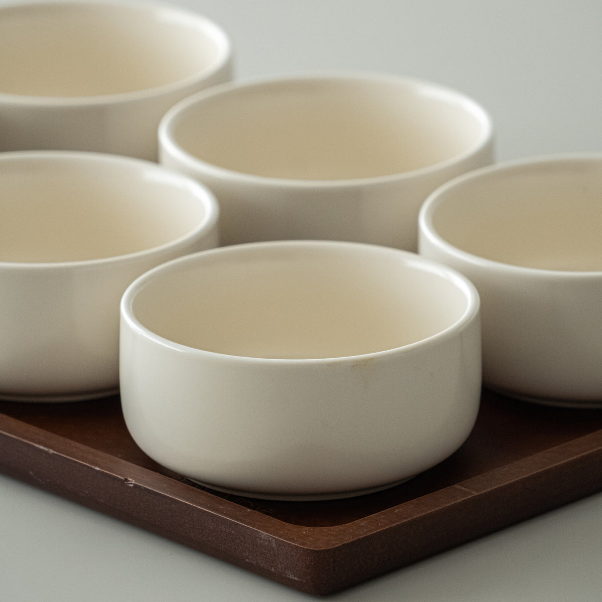 PLATEAU APERITIFS SORA | ACACIA &amp; PORCELAINE | 7 PIECES