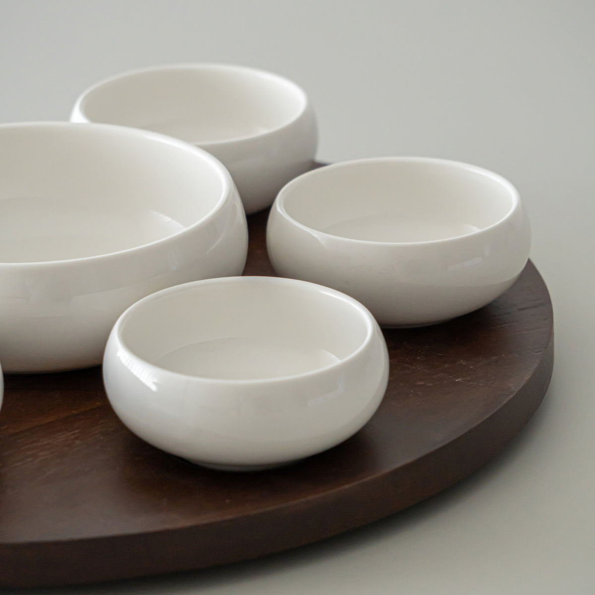 PLATEAU APERITIF TOURNANT PORCELAINE &amp; ACACIA BELICIA | 7 BOLS | 1 PLATEAU