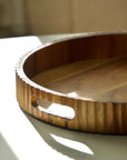 PLATEAU A RAYURES EN BOIS D'ACACIA 35.5CM