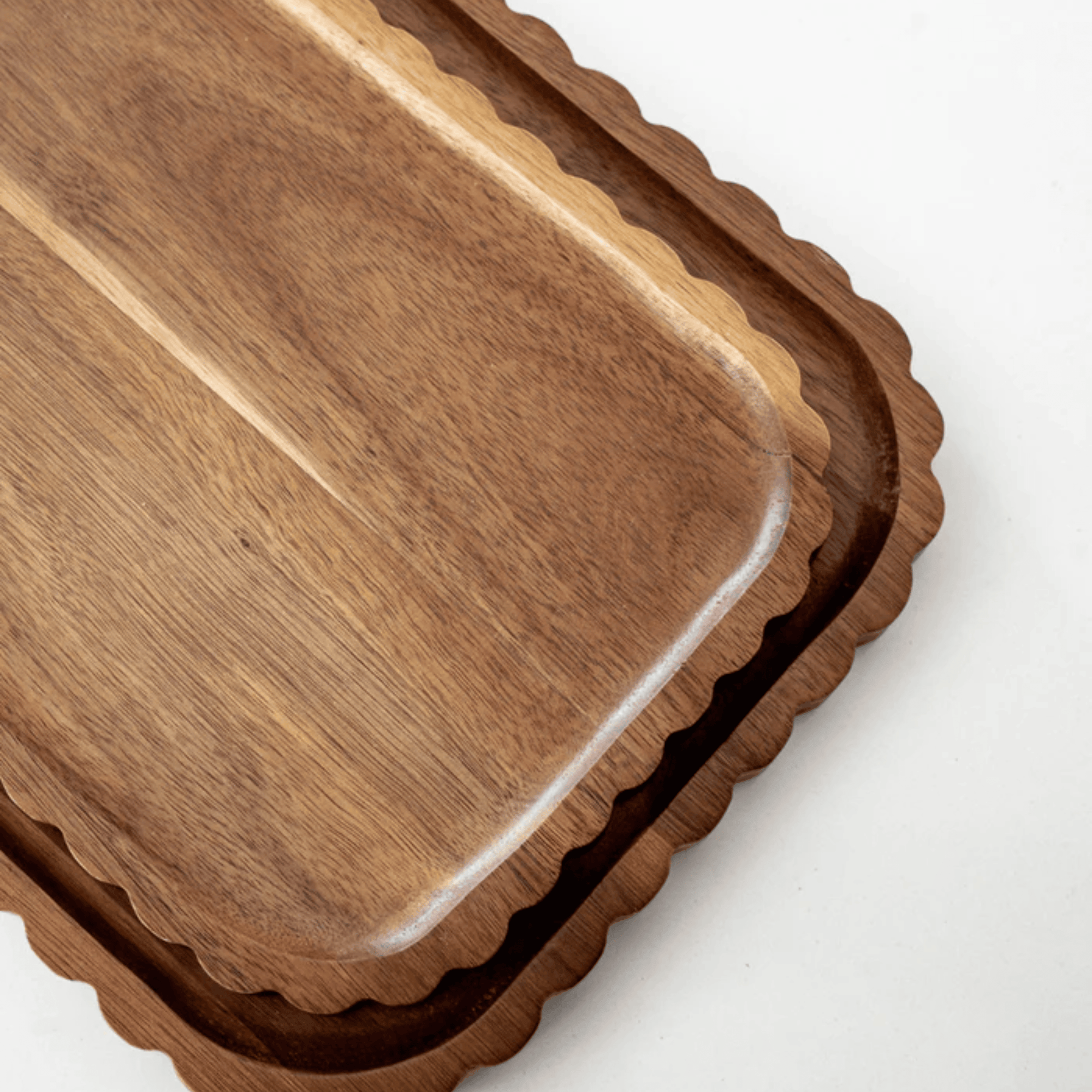 PLATEAU A BORD ONDULÉ EN BOIS D'ACACIA | 39X25CM