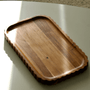 PLATEAU A BORD ONDULÉ EN BOIS D'ACACIA | 39X25CM