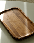 PLATEAU A BORD ONDULÉ EN BOIS D'ACACIA | 39X25CM