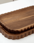 PLATEAU A BORD ONDULÉ EN BOIS D'ACACIA | 39X25CM