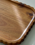 PLATEAU A BORD ONDULÉ EN BOIS D'ACACIA | 34X20CM